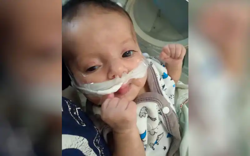 Operaron a Emilia para colocarle una segunda prótesis: su mamá se sumó al pedido de Neo en San Pedro