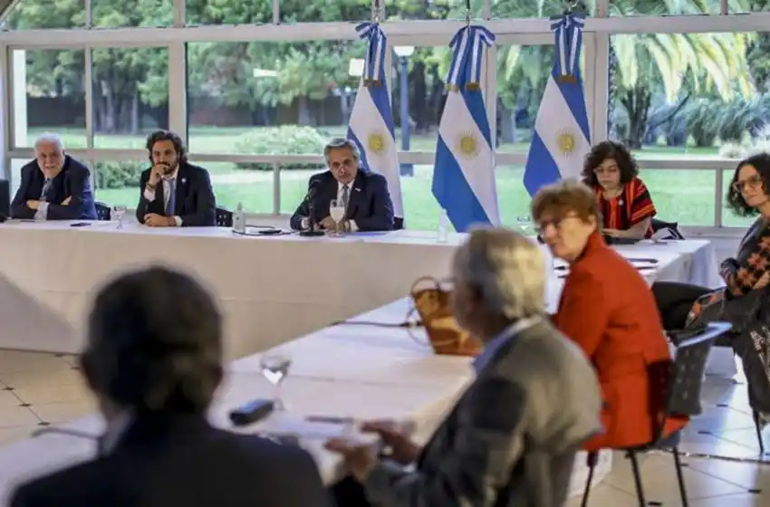 Próxima fase de la cuarentena: Fernández analizó junto a expertos los términos de la etapa que se viene