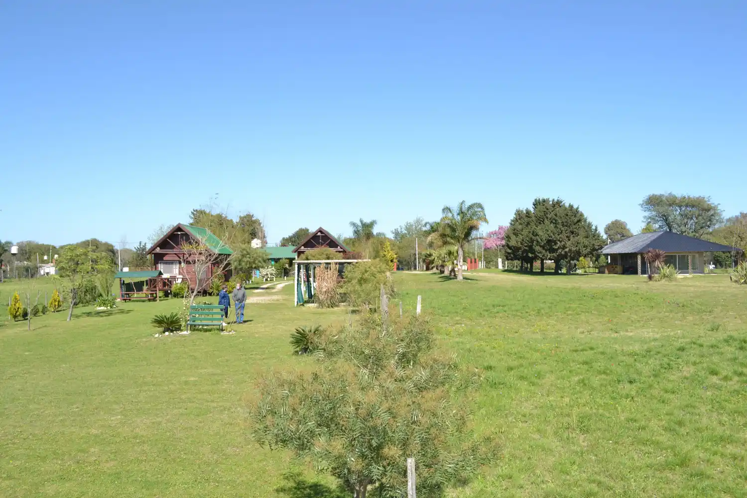 Invirtieron en explotaciones turísticas y al lado pretenden instalarles un cementerio
