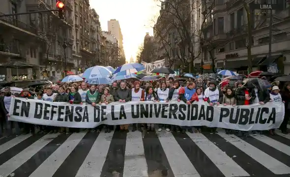 Docentes y no docentes de la UBA inician hoy un paro por recomposición salarial