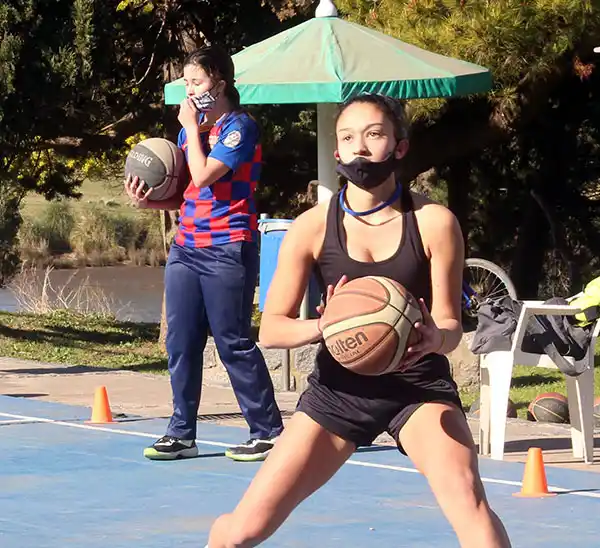 Villa volvió a entrenar, pero al aire libre