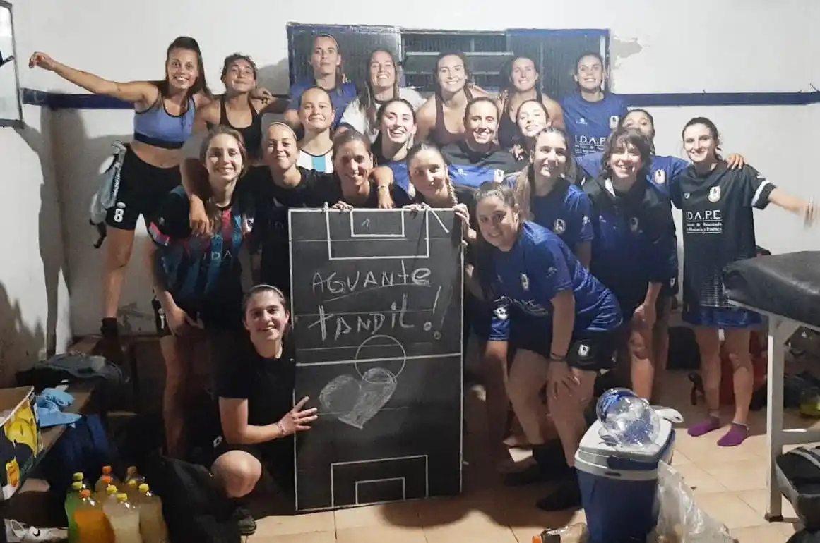 El festejo de las tandilenses en el vestuario, tras la victoria.