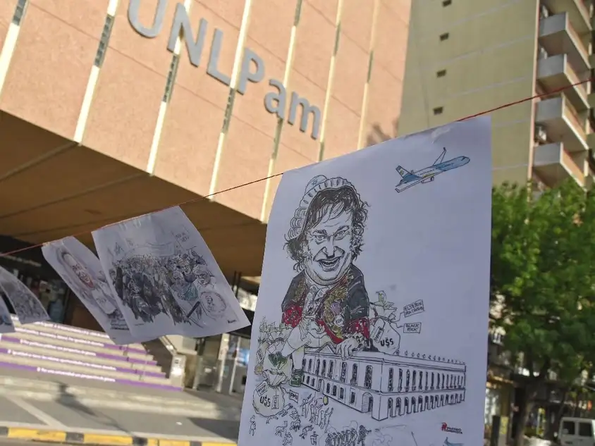 Anti Milei. Una muestra militante que no llegó a destino.