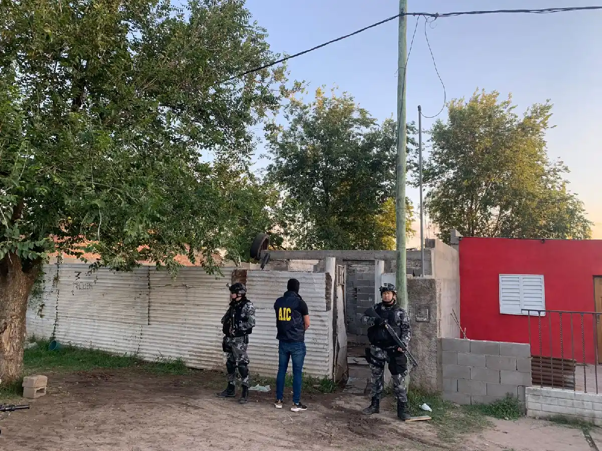 Narcomenudeo: dos detenidos  y secuestro de droga y  dinero en barrio Acapulco 