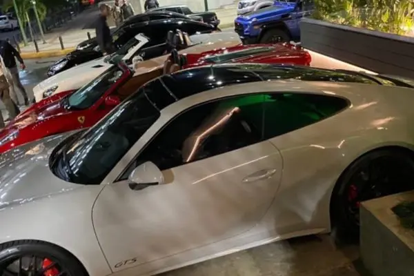 Usuarios de Twitter INDIGNADOS por la apertura de un concesionario de la Ferrari en Caracas