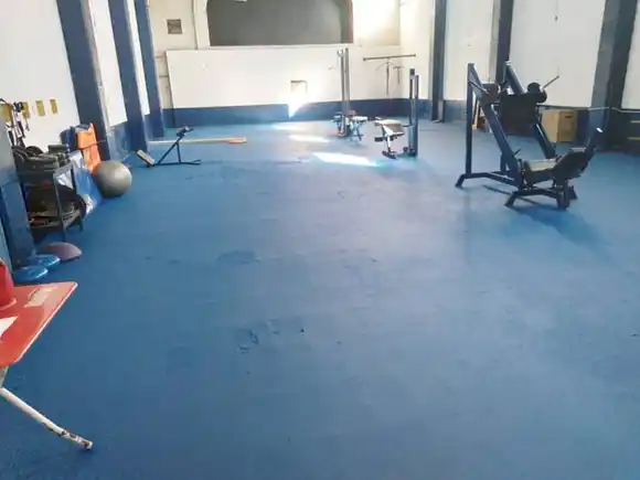 El Club Ferrocarril  continúa con arreglos edilicios  y ahora va por el piso nuevo