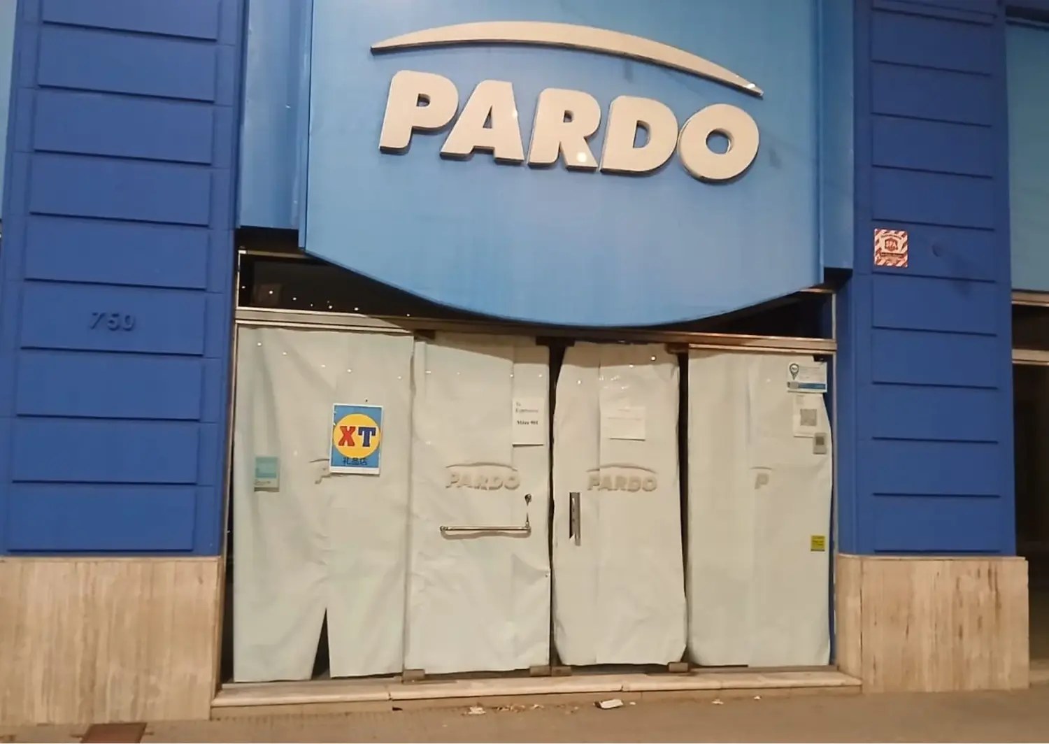 El cartel del bazar XT se encuentra colocado en la puerta del ex local de Pardo Muebles. Foto: La Opinión.