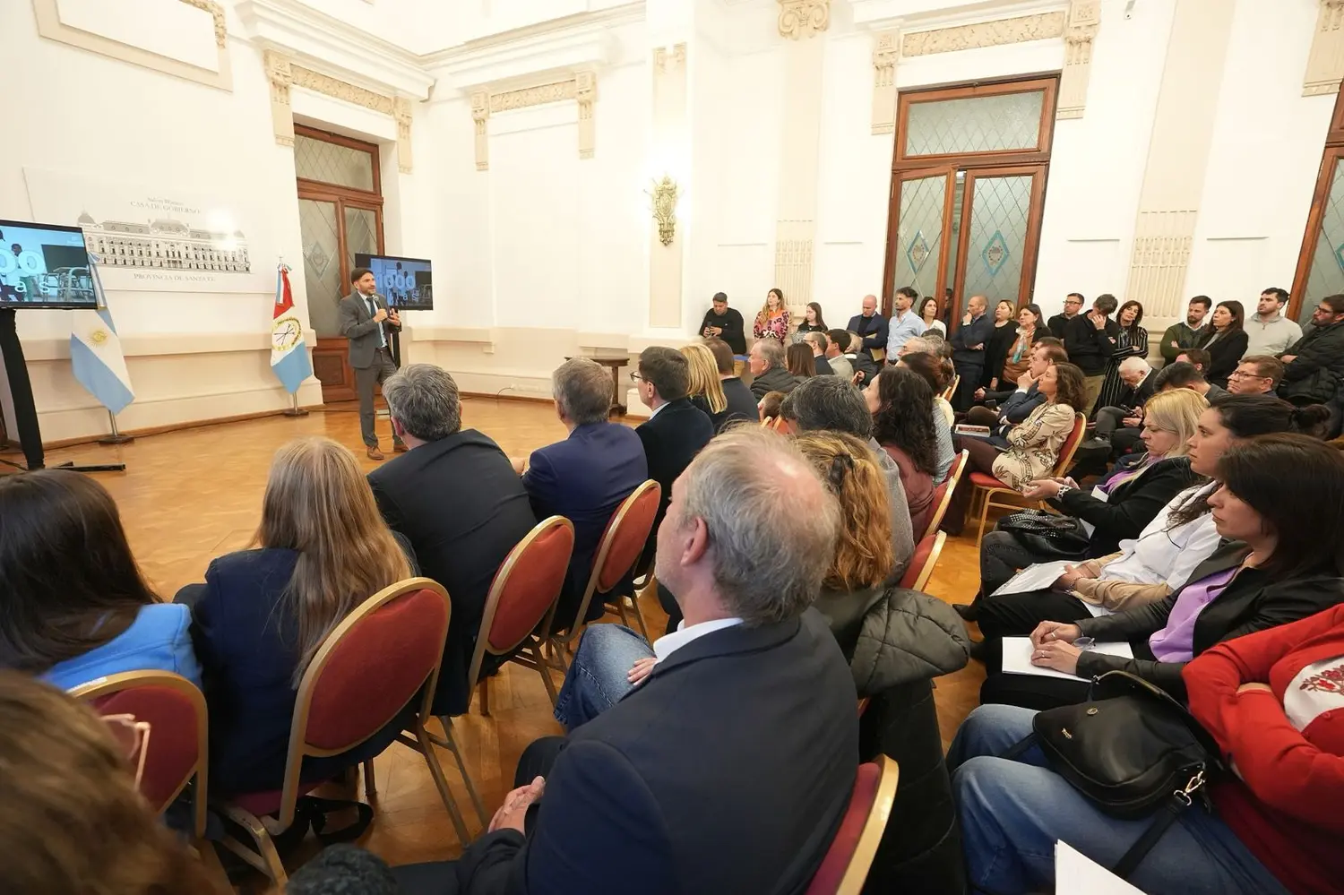 Pullaro en la firma de convenios para la construcción de aulas en distintas localidades de la Provincia