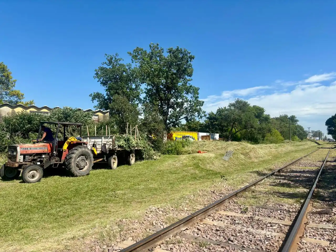 Realizan tareas de limpieza y mantenimiento en las vías del ferrocarril