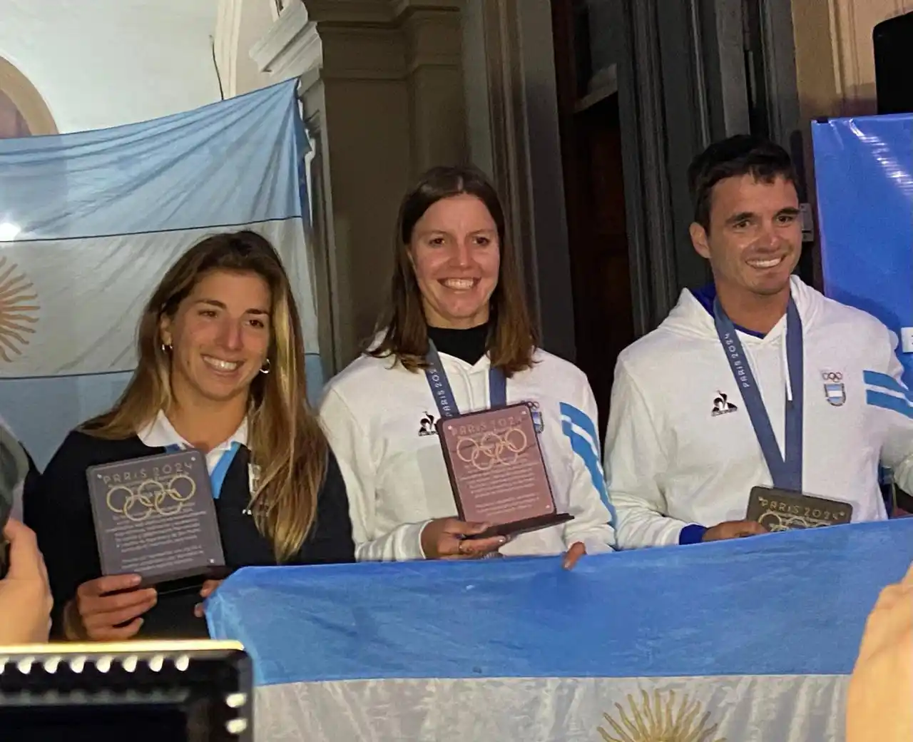 Brenda Rojas, Eugenia Bosco y Mateo Majdalani fueron recibidos por una multitud de gente en San Pedro.
