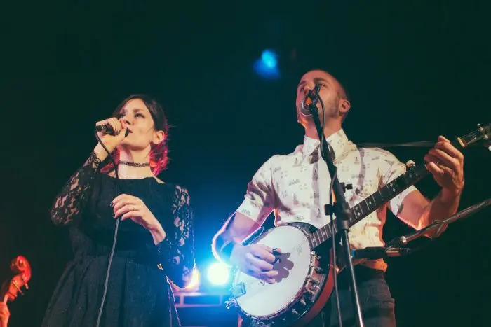 El dúo “Ay” se presentará en el escenario del teatro Municipal
