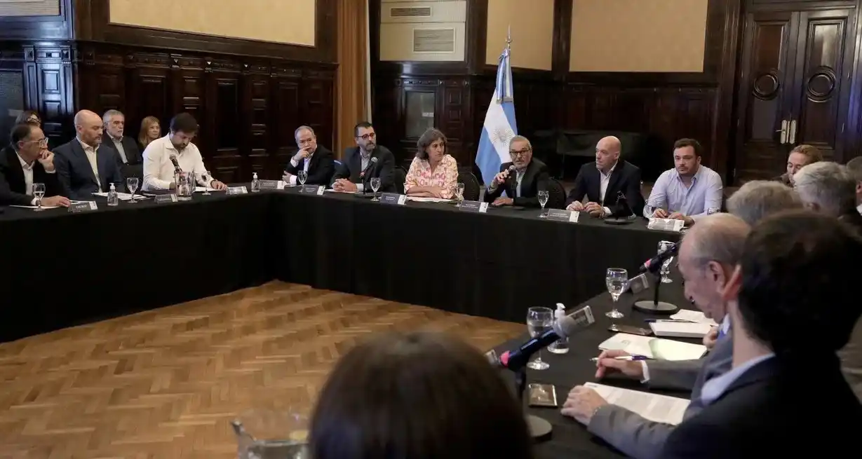 El ministro de Salud de la Nación, Mario Russo, convocó hoy a los titulares de las carteras de Salud de las 24 jurisdicciones del país con el objetivo de analizar los principales desafíos de la agenda sanitaria, sobre todo el récord de casos de dengue.