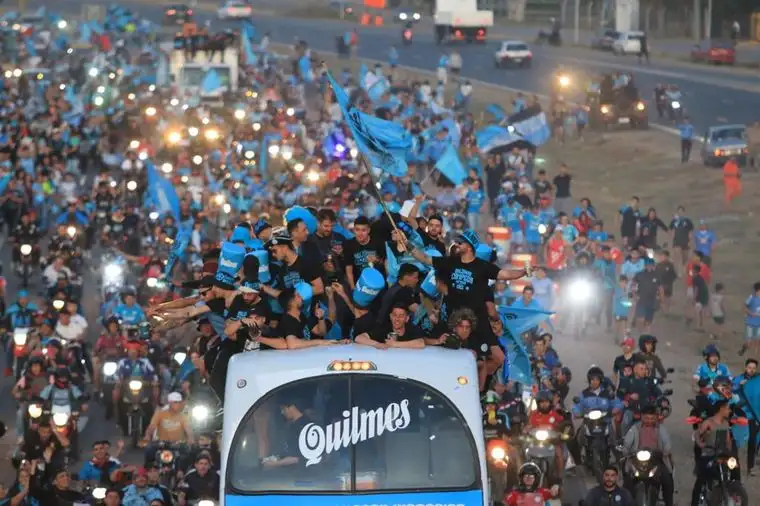 FOTO CADENA 3 Parte del festejo de Belgrano.