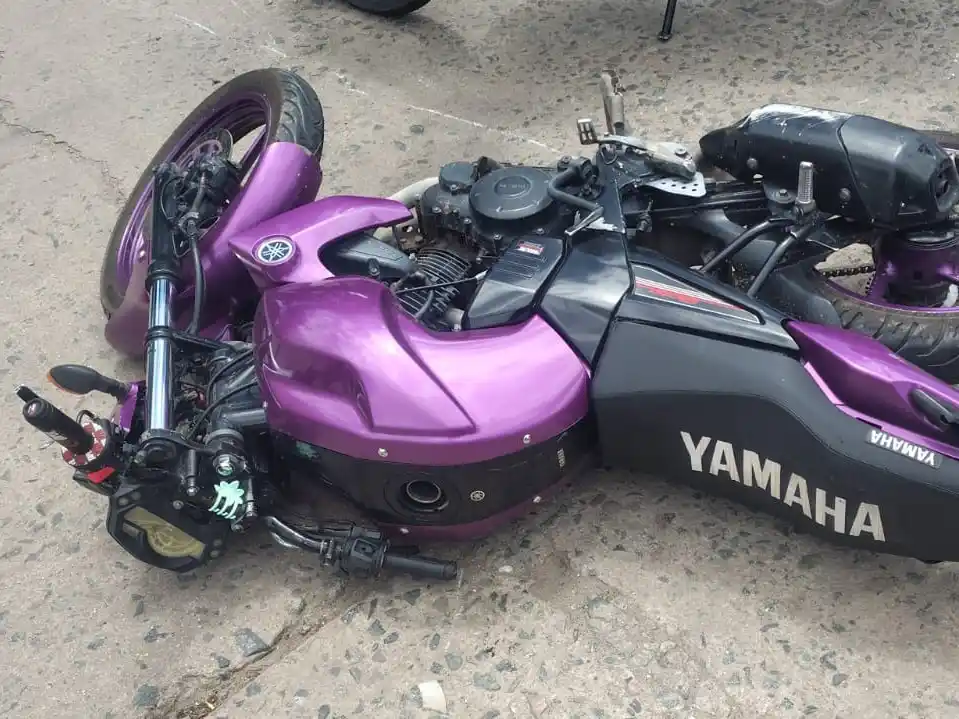 La moto en la que se movilizaban los lesionados.