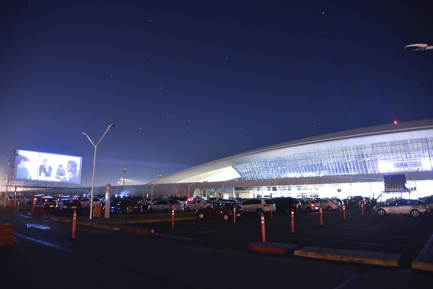 El aeropuerto de Carrasco-Montevideo transforma su estacionamiento en un autocine