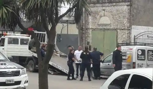Discutió con efectivos de Policía que le secuestraron la camioneta