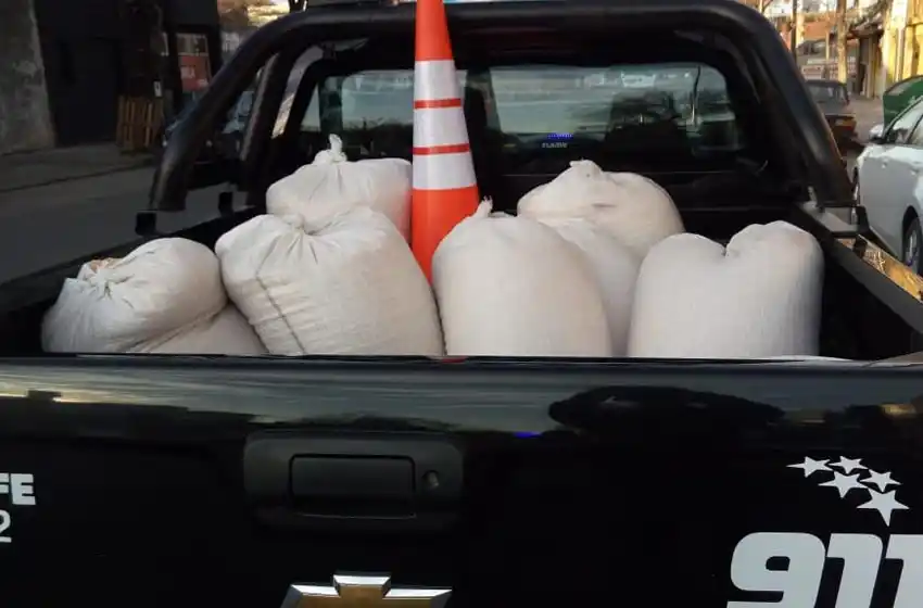 Robaron cereales derramados de un camión, los quisieron cargar en bolsas y los detuvieron