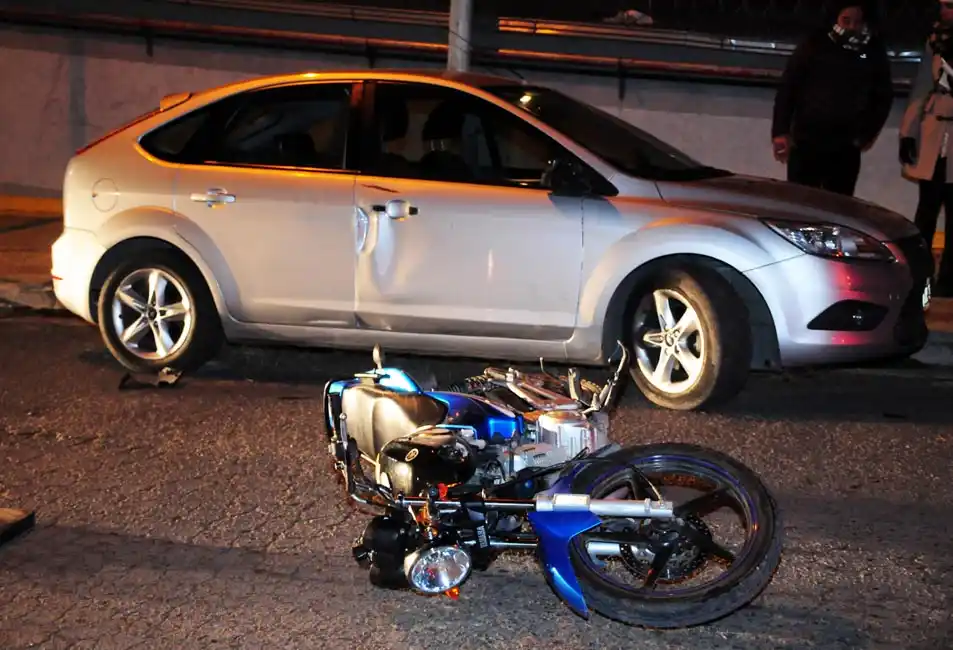 Una automovilista abrió la puerta del auto y una moto colisionó 