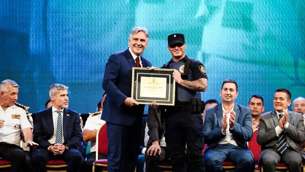 Llaryora durante egreso y toma de juramento de 535 nuevos agentes.