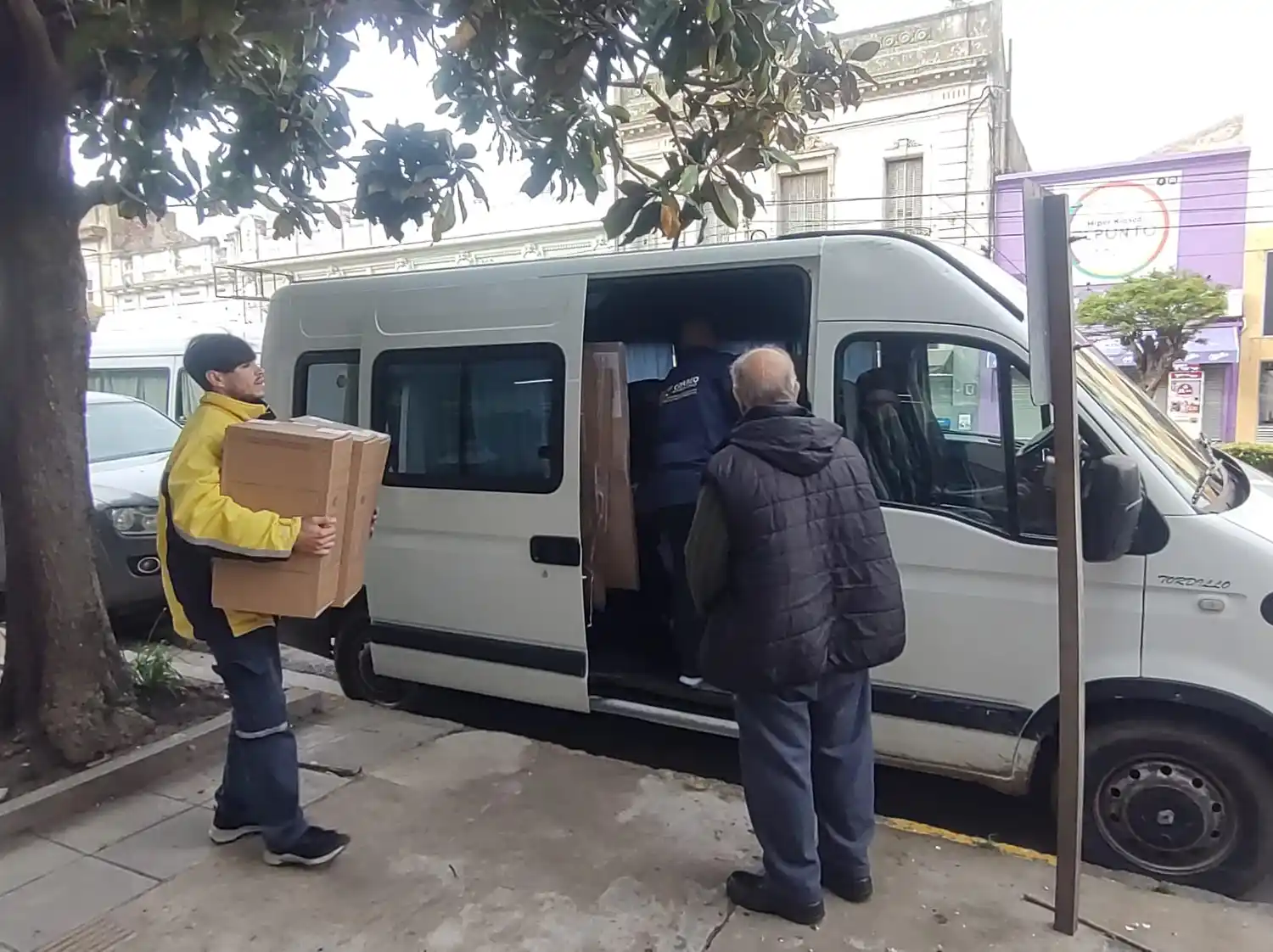 Este sábado por la mañana se concretó el traslado de las urnas desde el Correo hacia las escuelas
