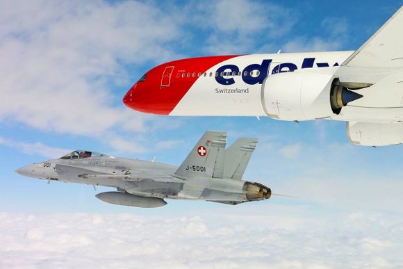 Cazas Boeing F/A-18 escoltan al primer Airbus A350 de Edelweiss sobre los Alpes