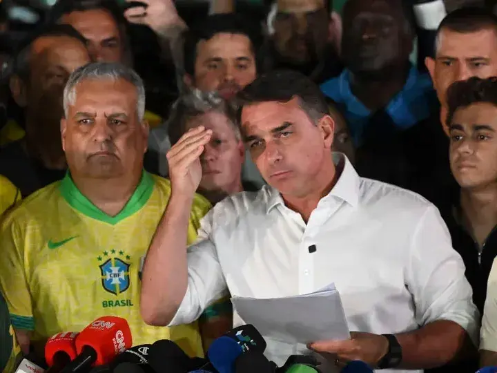 Flávio Bolsonaro se autoproclamó “verdadero presidente electo” de Brasil y denunció un “repugnante fraude”