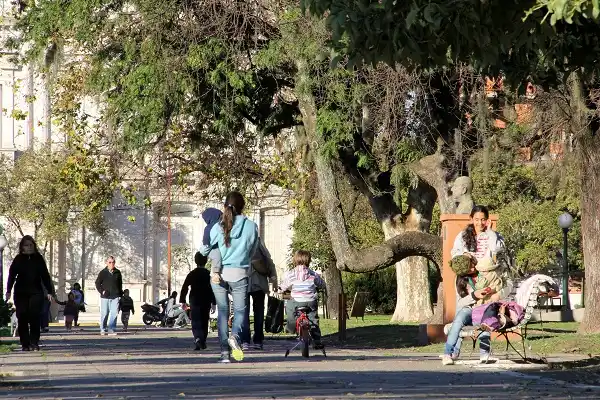 La lluvia dio una tregua por el fin de semana: Tarde de sol en la ciudad