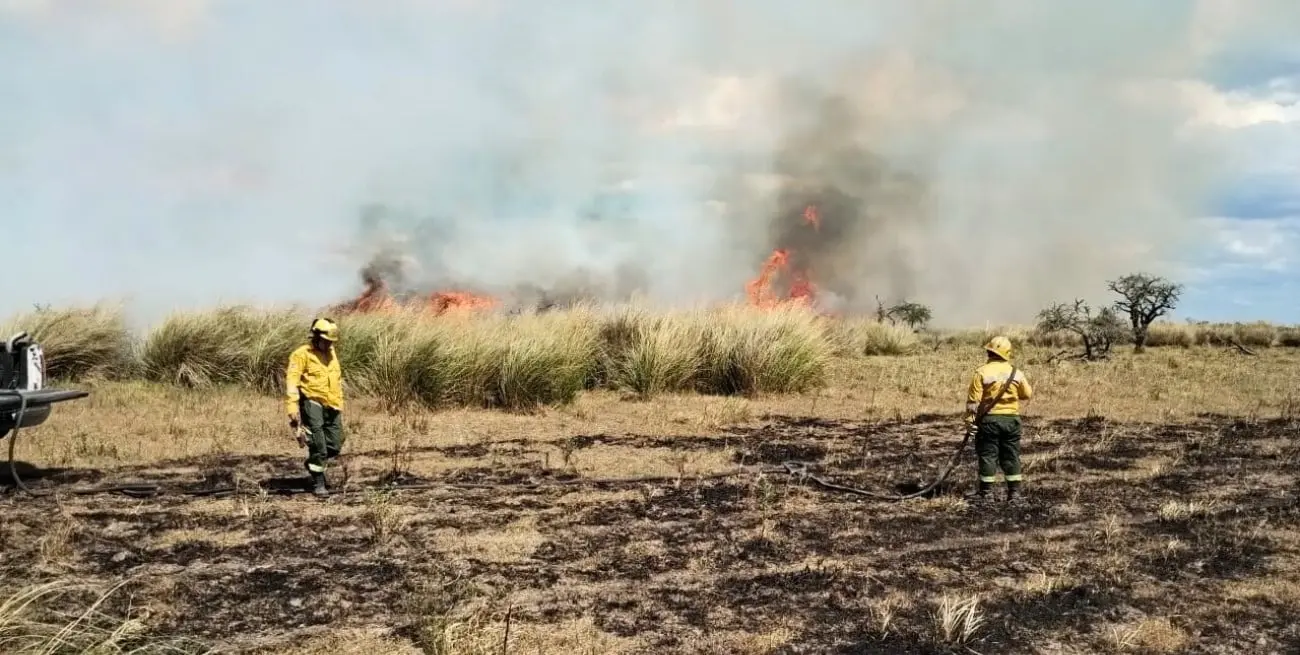 Intensa labor de los Bomberos para controlar incendios en Cacique Ariacaiquín.