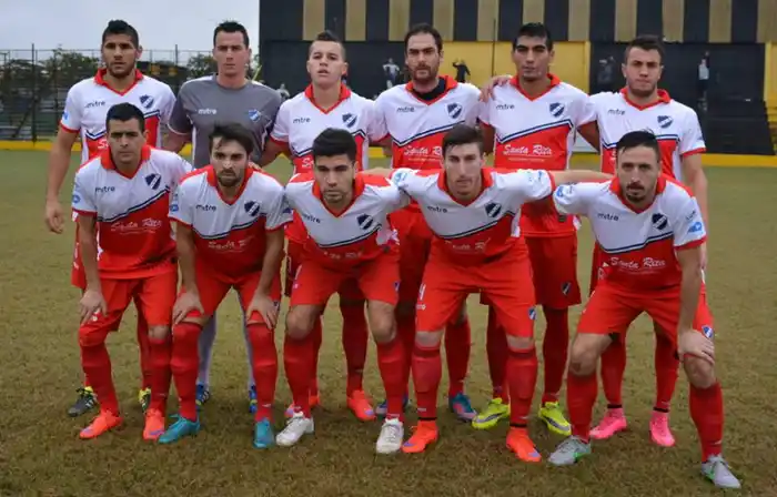 El equipo con el que formó Alvarado. (Foto: El Eco de Sunchales)