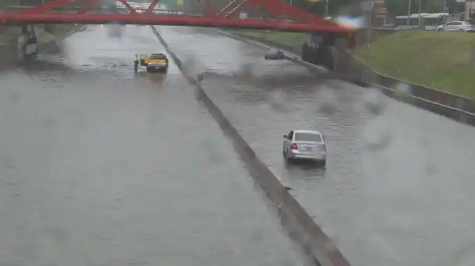 Inundaciones en plena General Paz.