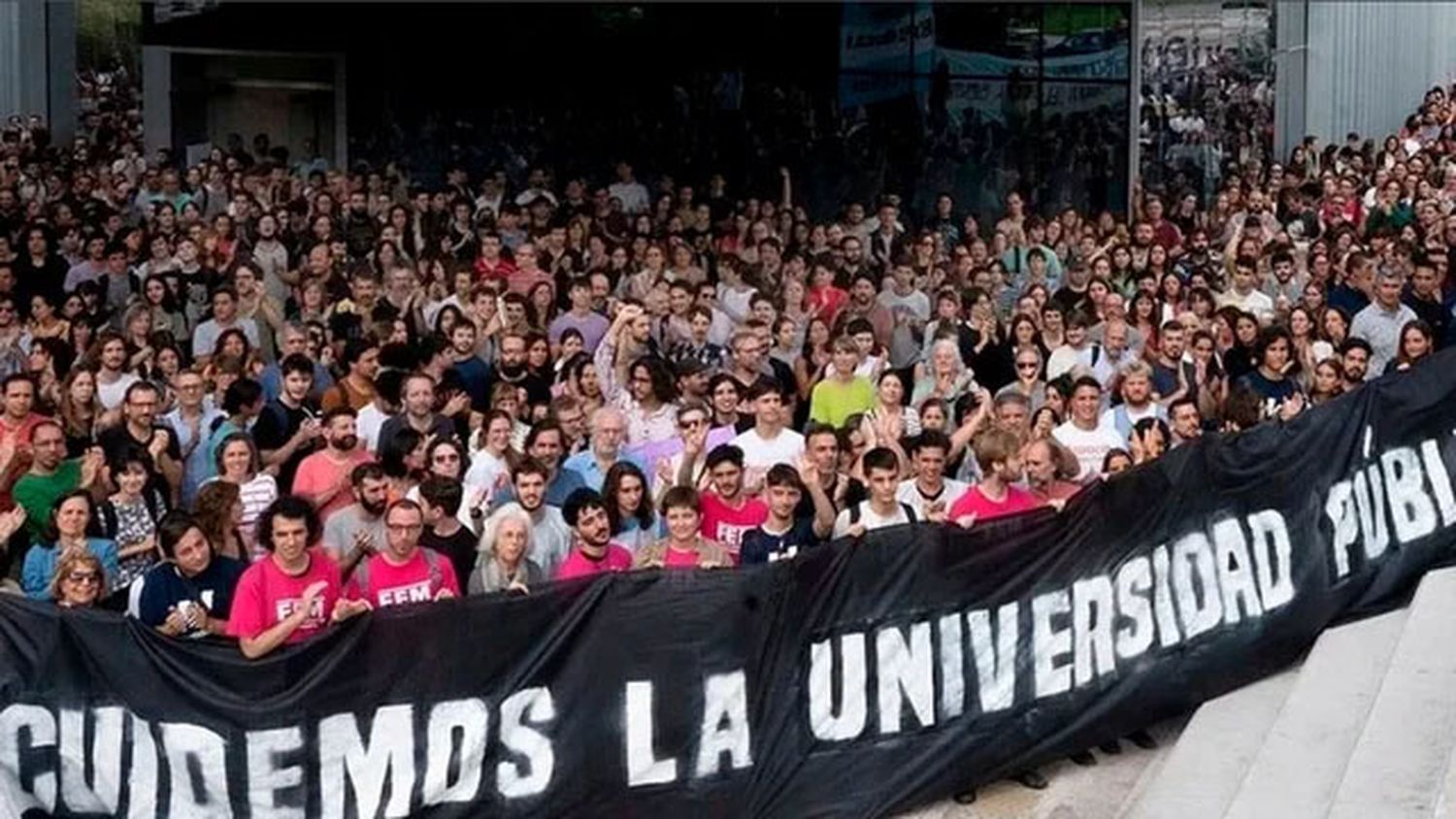 Estudiantes, opositores y la CGT marchan juntos a Plaza de Mayo en defensa de las universidades