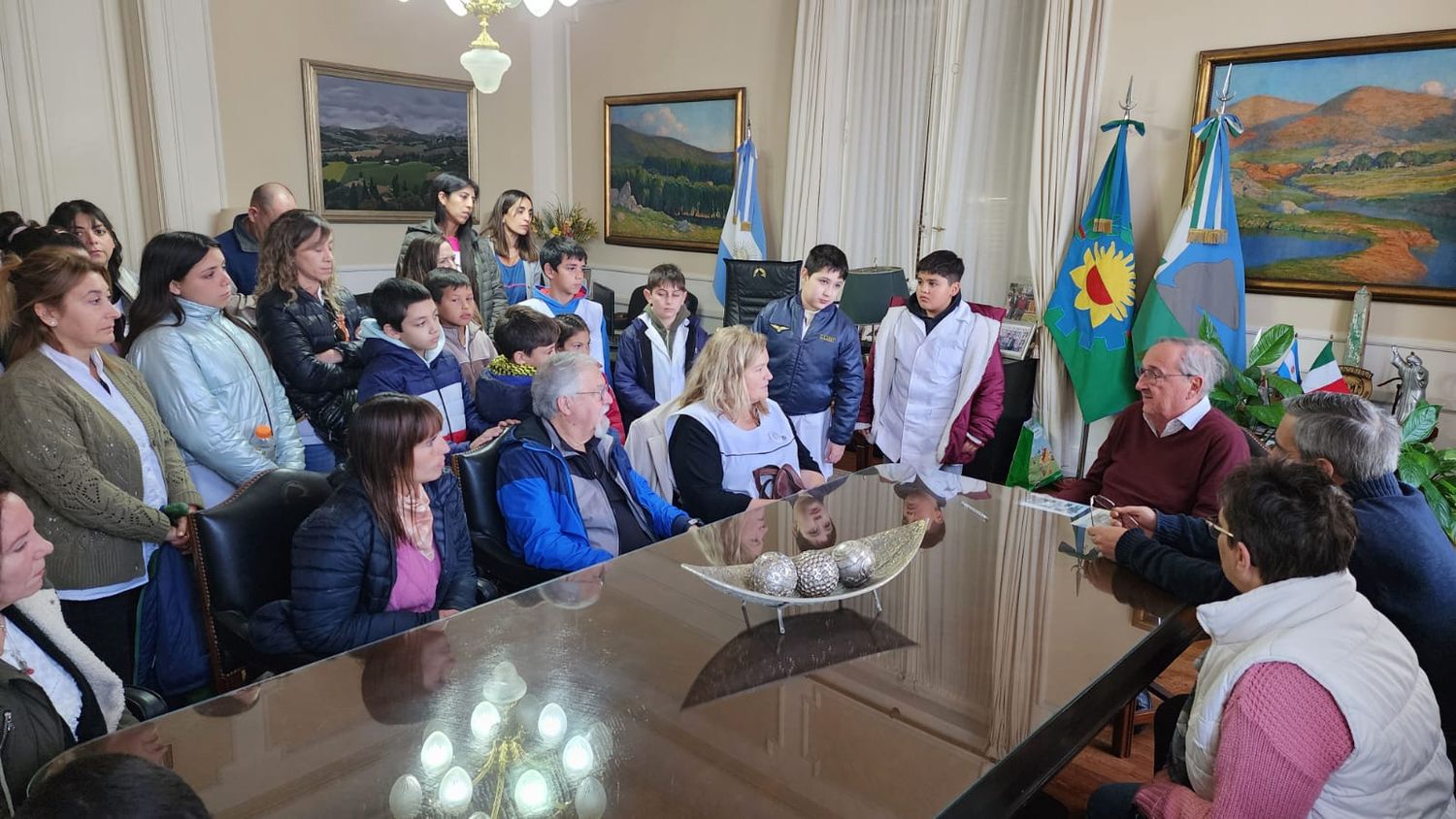 El intendente Lunghi se reunió con integrantes de la comunidad educativa de la Escuela Primaria Nº 7