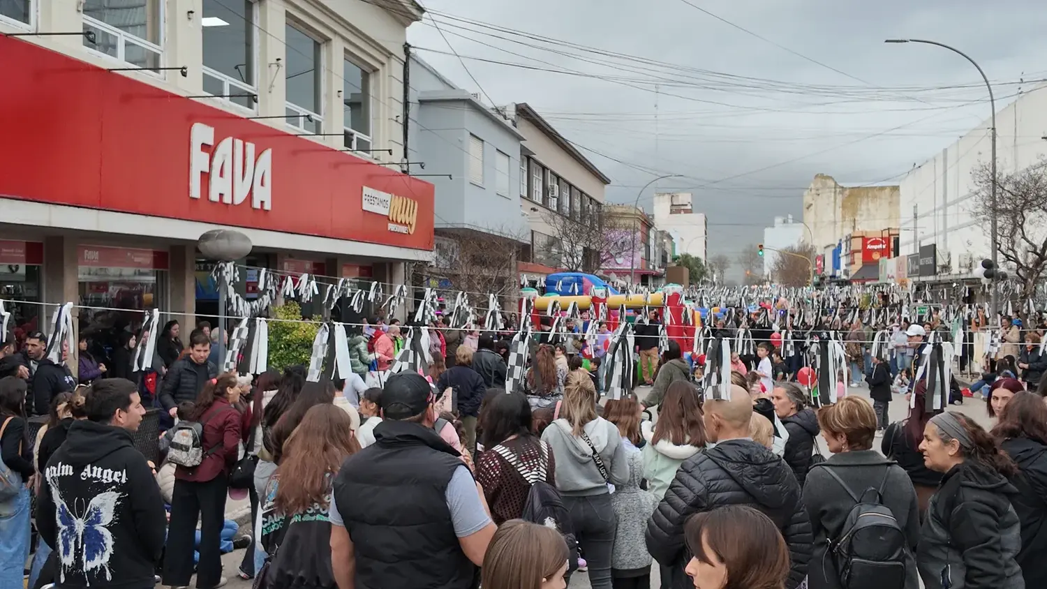 Mucha gente participó del cumpleaños 117 de Fava en el centro de la ciudad