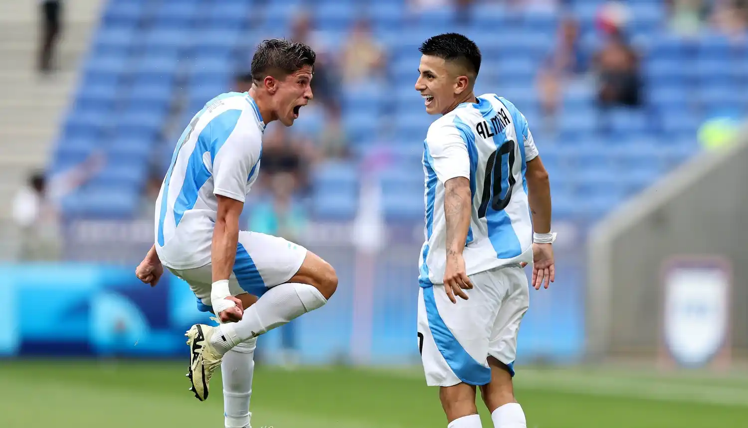 Simeone y Almada celebran el tanto del ex Vélez.