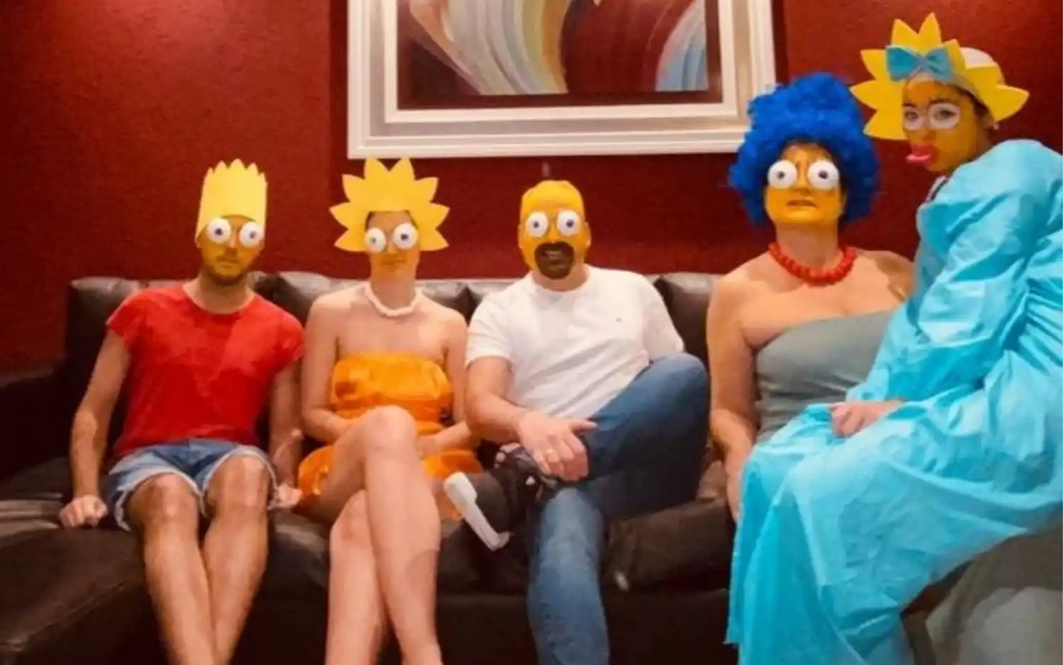 Locura de cuarentena: En Vicente López una familia entera se disfraza para recibir los deliverys y son furor en las redes