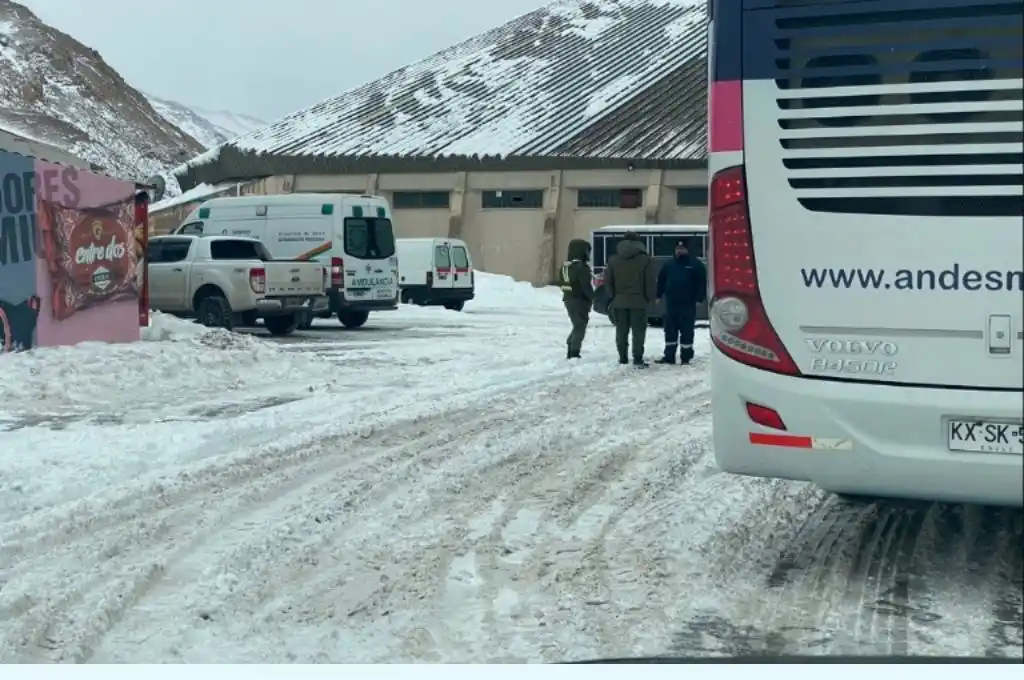 Paso Cristo Redentor: turistas y camioneros varados por un temporal de nieve