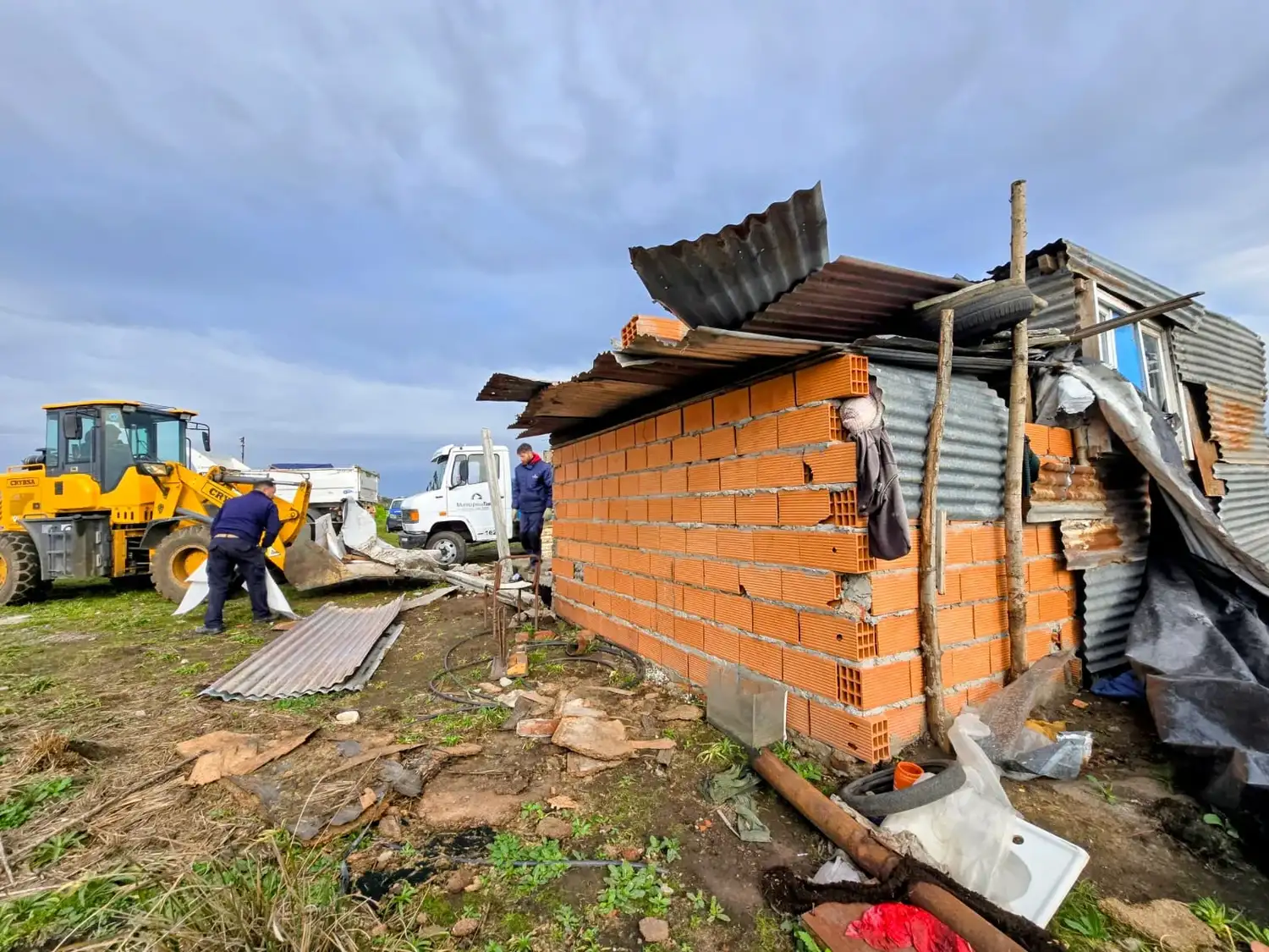 Se completó el desalojo y demolición de construcciones ilegales en un sector de la Ruta Provincial 30.