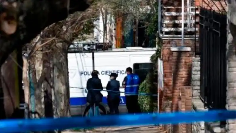 Hallaron asesinados, con disparos en la cabeza, a un matrimonio en el garaje de su casa