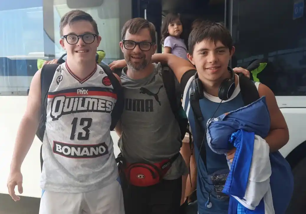 La iniciativa busca financiar el viaje de tres atletas locales junto a su profesor acompañante, quienes representarán a la Argentina en la disciplina natación.