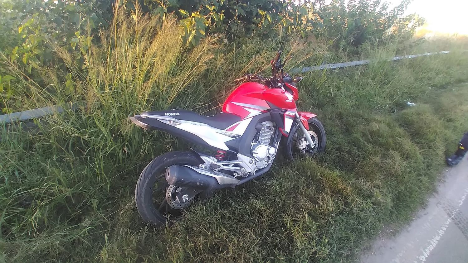 La moto terminó su recorrido a la vera de la ruta.