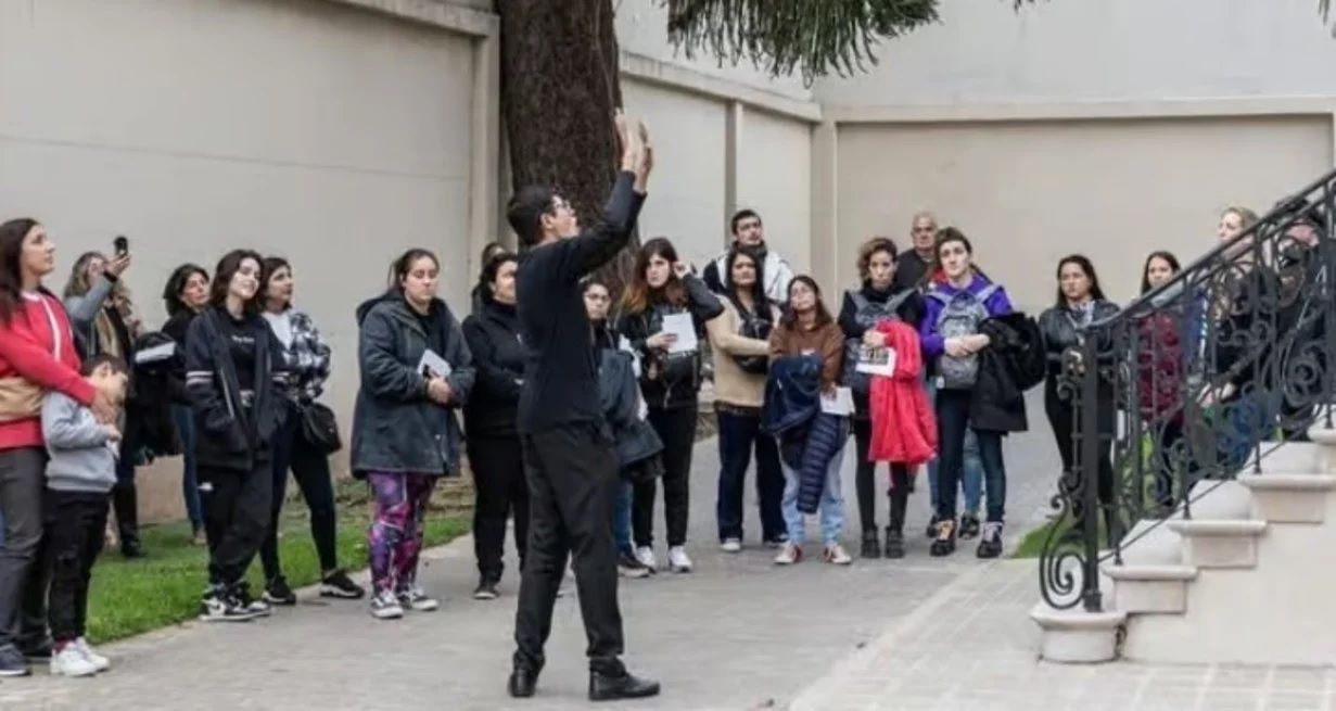 La lengua de señas argentinas (LSA) es el sistema viso gestual que utiliza la comunidad sorda de manera natural para comunicarse.