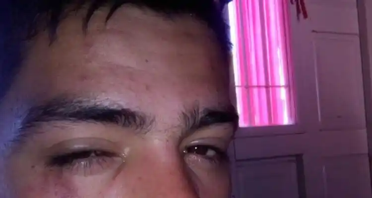 Denuncia que fue golpeado en la puerta de un pub y no recibió atención
