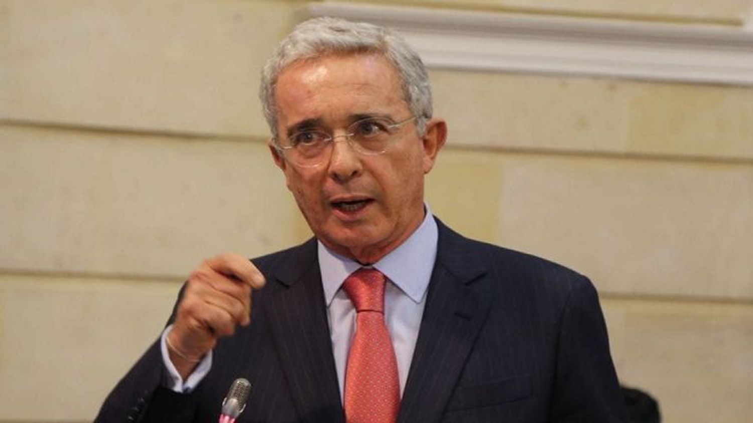 «Soy incapaz de silenciar mi voz»: Álvaro Uribe responde a Twitter