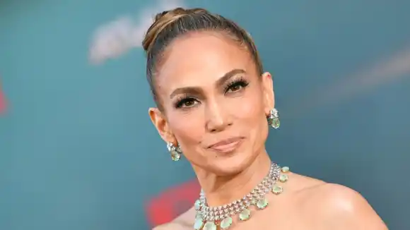 Ahora es por su cuerpo: JLo aparece con su aro de casada y aglutina críticas en la premiere de su nueva película