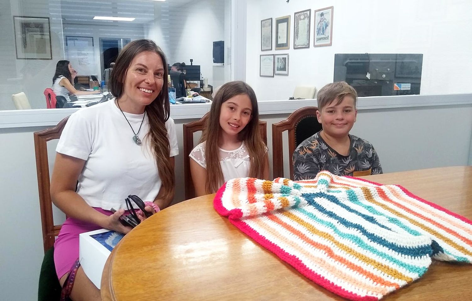 Familia. Carina posa junto a sus hijos, Lucero y Fidel en Ecos Diarios