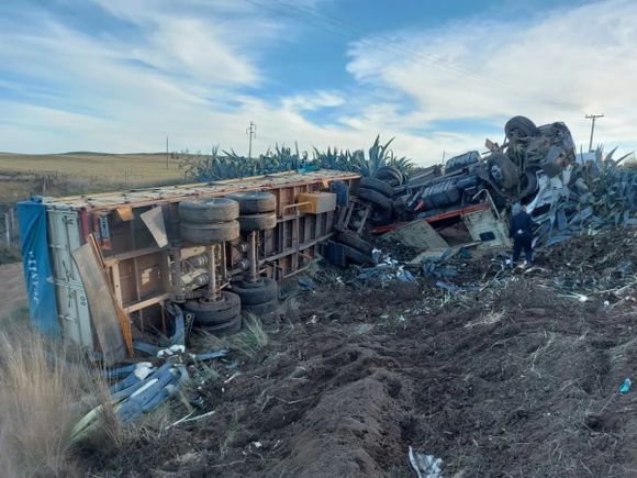 Impresionante vuelco de camionero de Coronel Pringles sobre la Ruta 51: Fue derivado al hospital