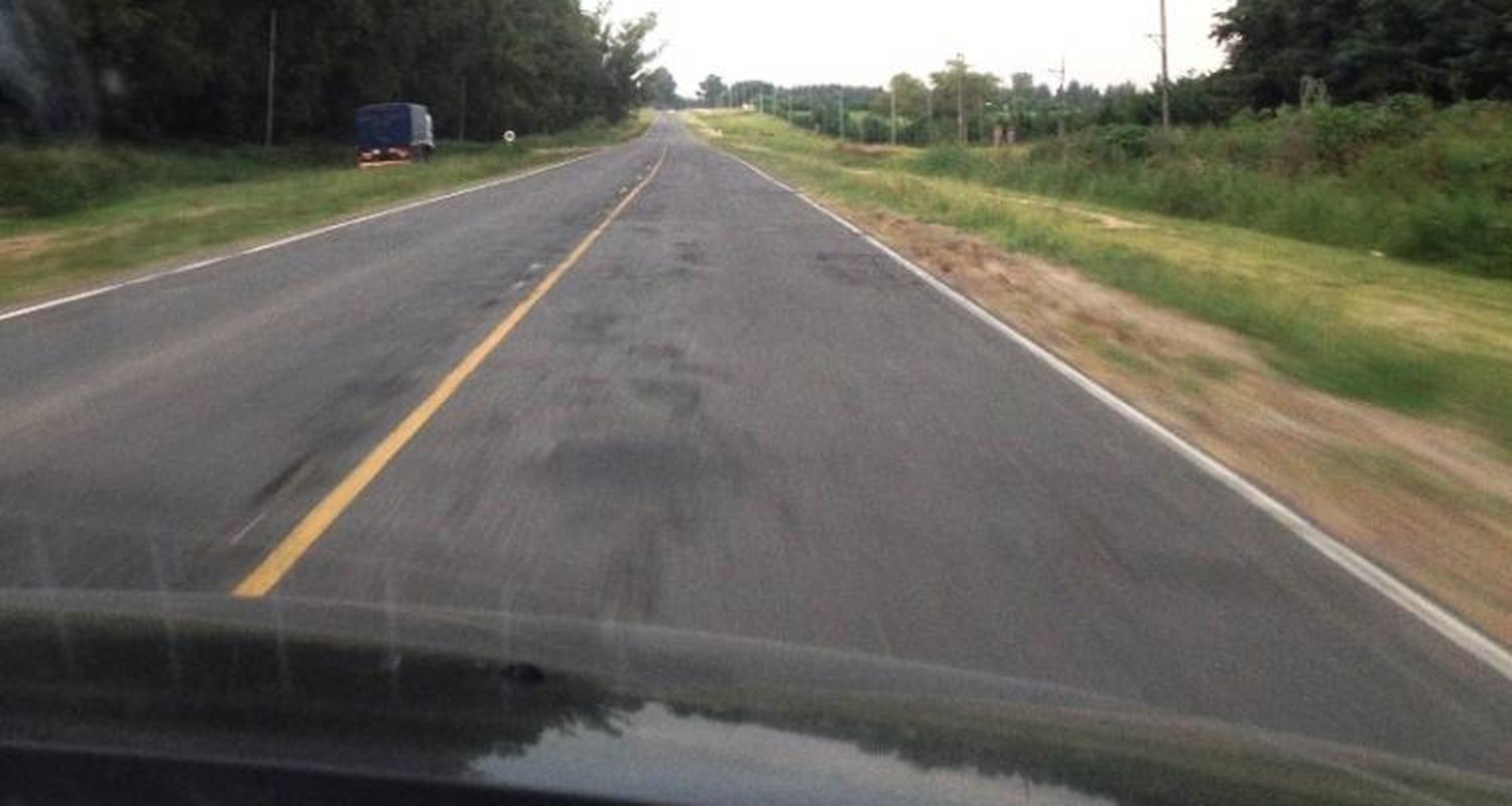 Bacheo en Ruta 1001 mientras aguardan la licitación para repavimentar