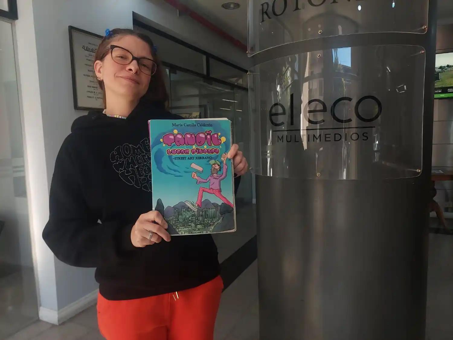 Camila Calderón, conocida como CEB, es la autora del libro