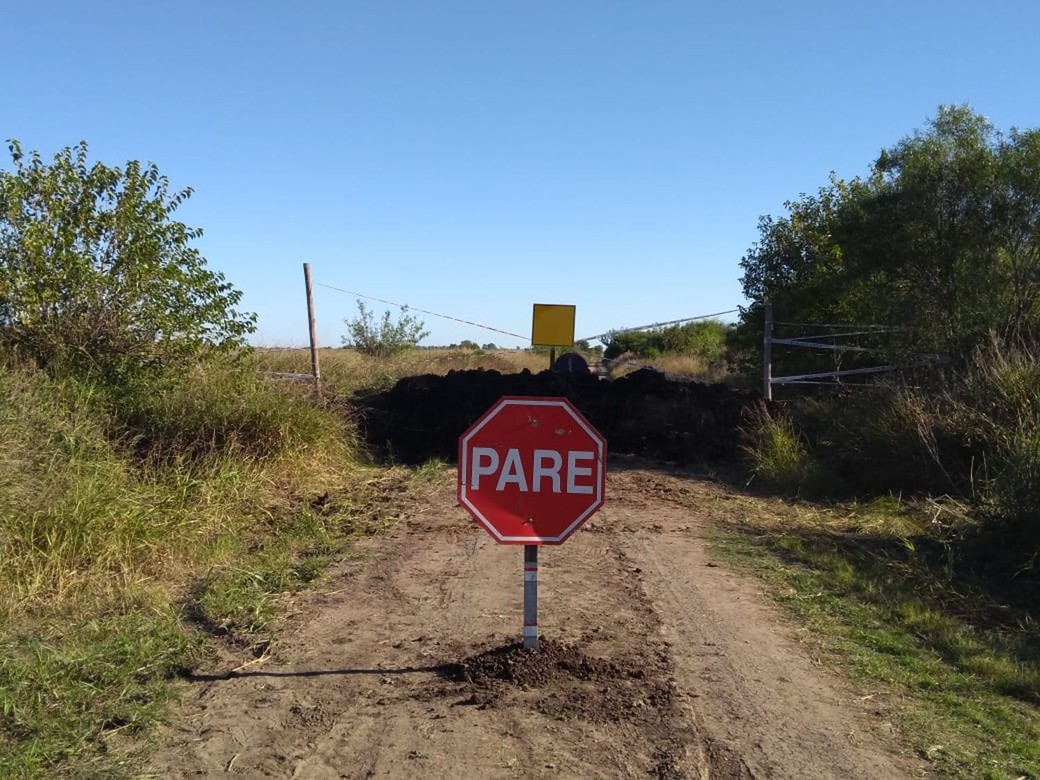 Pueblo Belgrano también bloqueó caminos vecinales y controla el acceso por ruta 136