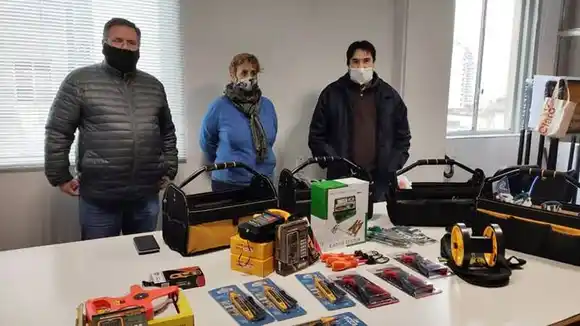 Entrega de herramientas a  personal operativo de Electrotecnia